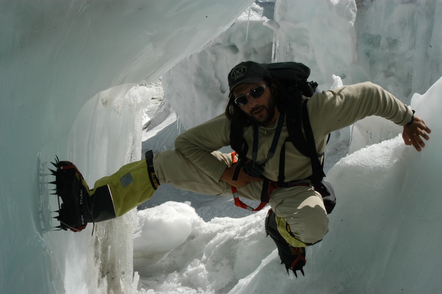  Φωτο 3. Στον παγετωνικό καταρράκτη Kumbu Ice Fall , στο Έβερεστ  (5.800 μ. υψόμετρο).  photo: Βασίλης Οικονόμου
