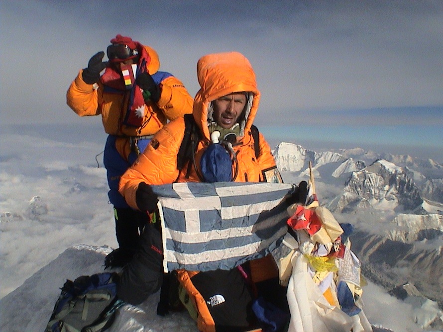 Νίκος Μαγγίτσης και Apa Sherpa στην κορυφή του Έβερεστ (8.850 μ.) στις 17 /5/ 2004, ώρα 05:45. 
