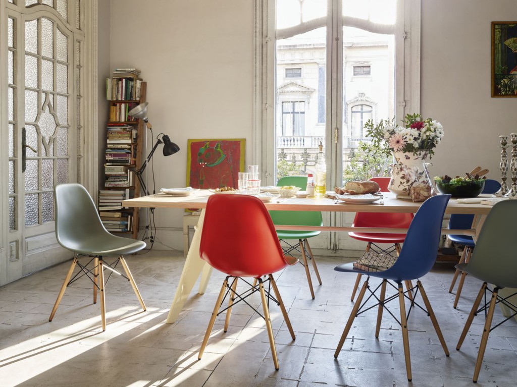 eames-plastic-side-chair-dsw-new-colours-em-table