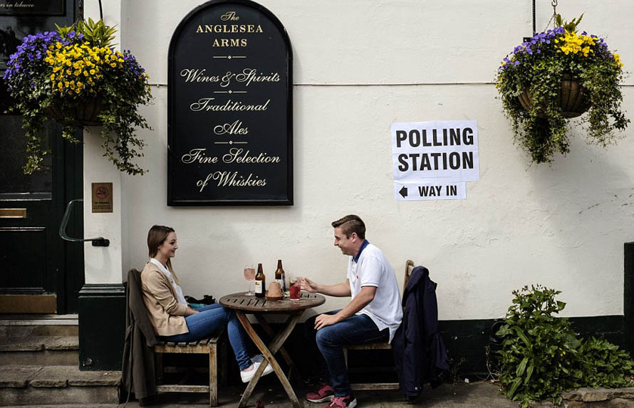 Οι Bρετανοί πάνε στην pub (και) για να ψηφίσουν