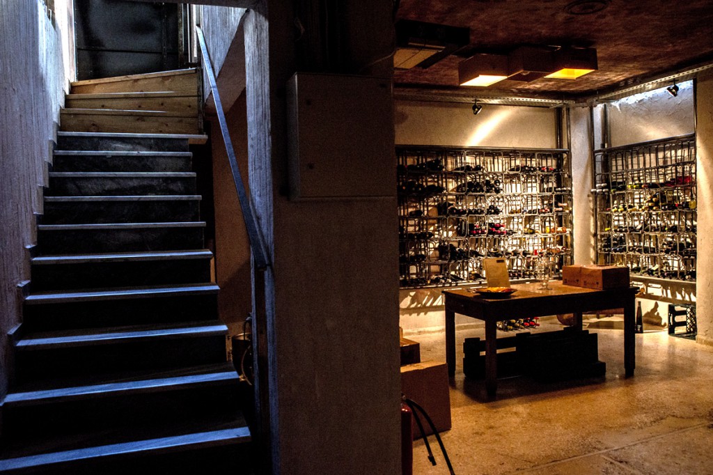 Στο υπόγειο λειτουργεί κάβα με πάνω από 140 ετικέτες κρασιών για να αγοράσει κανείς για το σπίτι ή για δώρο. 
