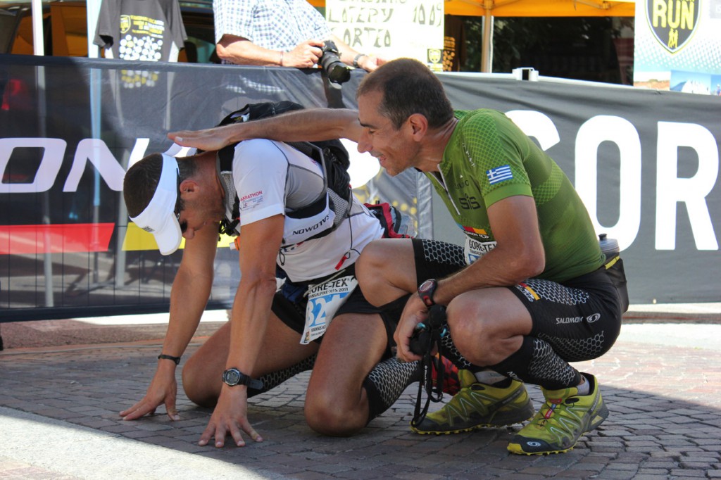 Ο Γιάννης Κουρκουρίκης κλαίει από χαρά (δίπλα στον Νίκο Κωστόπουλο, δεξιά) στον τερματισμό του Transalpine Run 2011, μετά από ένα δύσκολο πέρασμα στα 3.000 υψόμετρο. 