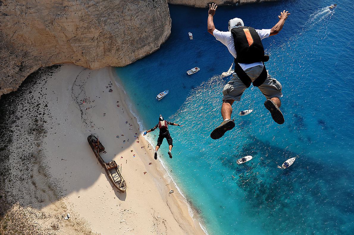 Η φωτογραφία με την οποία ο Δημήτρης Κοντιζάς βραβεύτηκε στο διαγωνισμό Illume της Red Bull τραβήχτηκε το 2011 στη Ζάκυνθο, στο Ναυάγιο, έδωσε στην Ελλάδα μια γερή δόση δημοσιότητας ως spot για extreme sports.