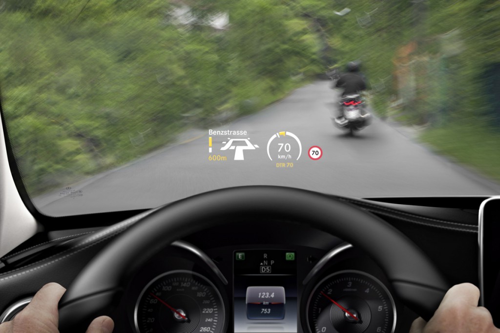 Το head-up display προβάλλει στο ύψος του οπτικού πεδίου του οδηγού πληροφορίες για την ταχύτητα, τα όρια ταχύτητας και τις κατευθύνσεις πλοήγησης.