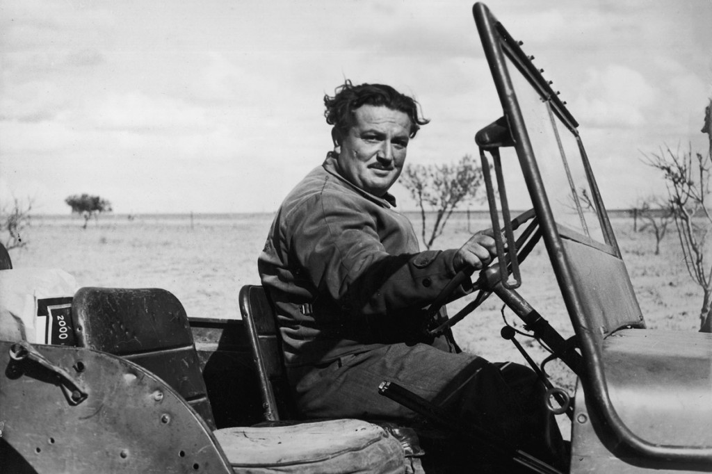 Ο Ανδρέας Κατζουράκης στο τιμόνι της «Πολυάνας», του τζιπ που τον μετέφερε στο χάος της ερήμου.
