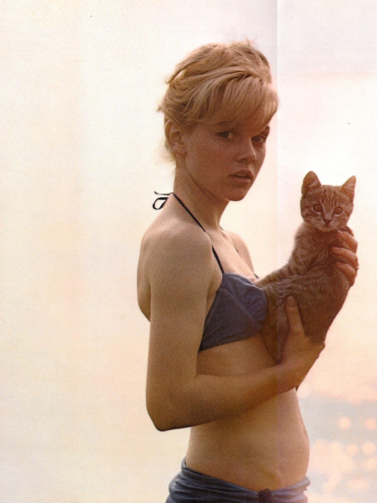 Sue-Lyon-and-Kitten-by-Bert-Stern