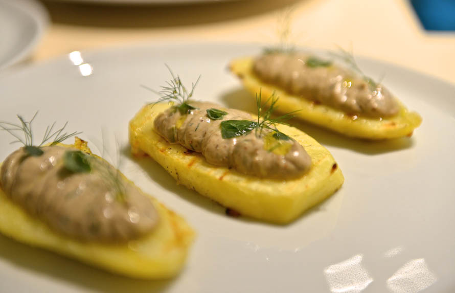 Η ψητή πατάτα με τη ρέγγα είναι μία από τις προσεγγίσεις της νεο-κερκυραϊκής κουζινικής άποψης του Αριστοτέλη Μέγκουλα.