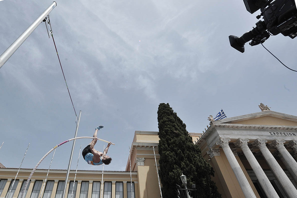 Ο αθλητής από την Γερμανία Μπιορν Οττο κάνει άλμα μπροστά από το Ζάππειο κατά την διάρκεια του αγώνα επί κοντώ  Athens Street Pole Vault που διοργάνωσε ο ΣΕΓΑΣ, Αθήνα. Σάββατο 18 Μαίου 2013. ΑΠΕ-ΜΠΕ/ΑΠΕ-ΜΠΕ/Φώτης Πλέγας Γ.