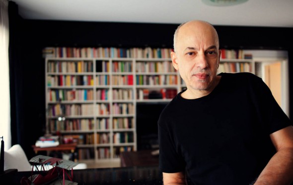 Άρης Σφακιανάκης: «Έτσι, ‘’κλέπτων οπώρας’’, έφτιαξα την πρώτη μου βιβλιοθήκη»
