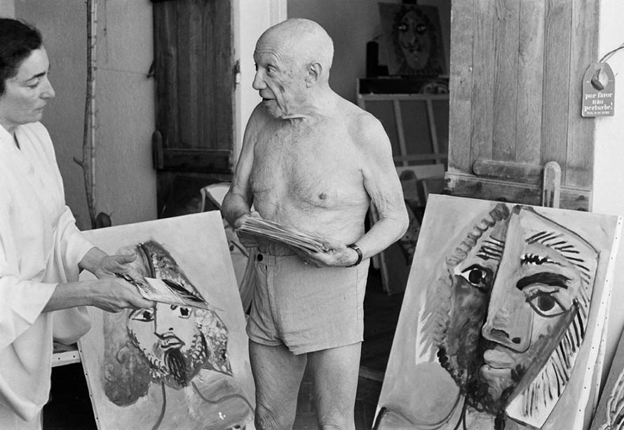 A portrait taken on October 18, 1971 at his studio in Mougins shows Spanish painter Pablo Picasso talking with his wife Jacqueline (L). AFP PHOTO RALPH GATTI