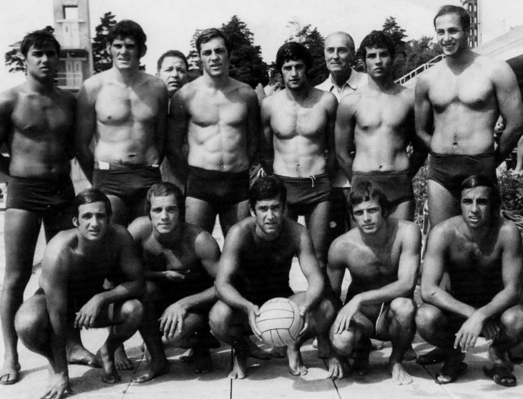 1. Η Εθνική Ελλάδος στους Πανευρωπαϊκούς του 1967, με προπονητή τον Σάροσι. Ο Δημήτρης Κώνστας όρθιος, πρώτος από δεξιά