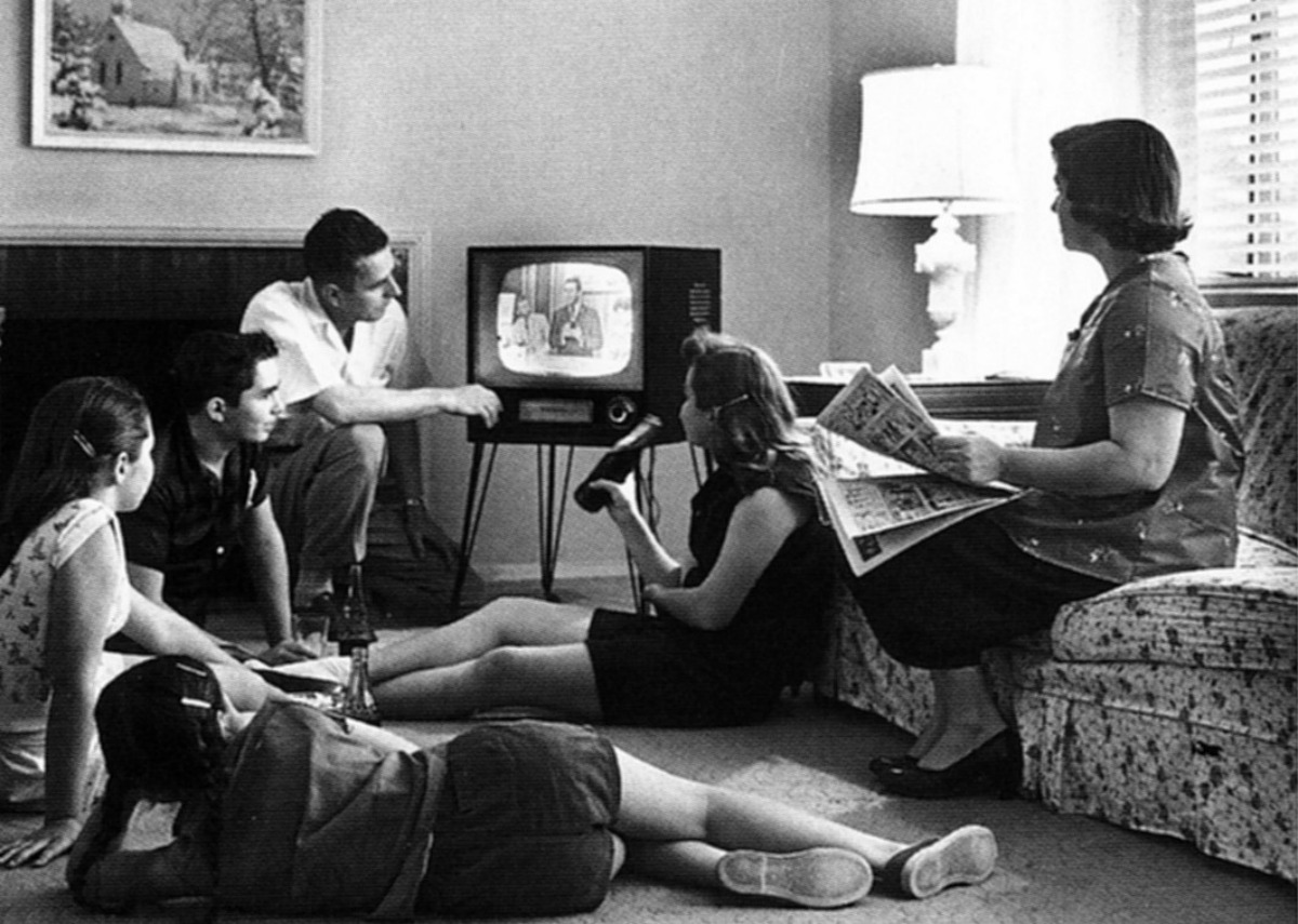 the-eye-of-faith-on-tv-vintage-photo-of-family-watching-television-1958-e1449521696312