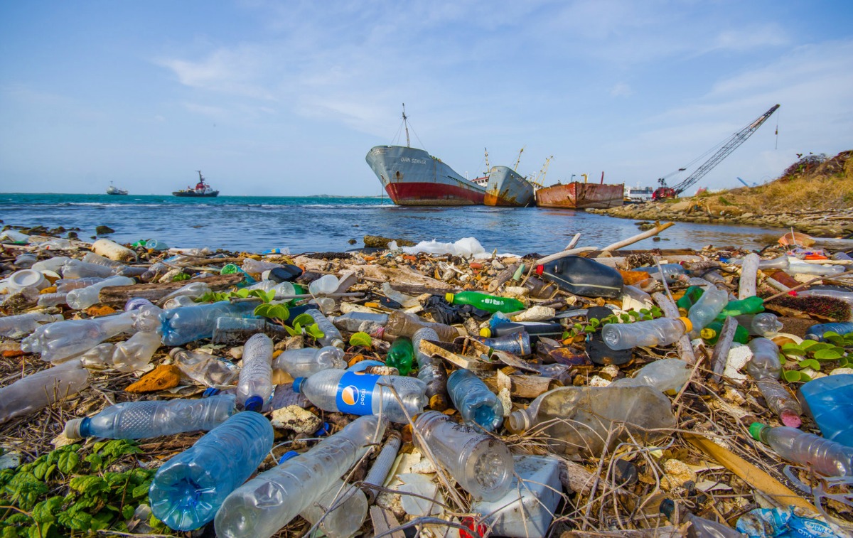 plastic-trash-in-oceans-and-waterways