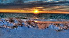 Χιόνι στην παραλία – Ένα καλοκαιρινό διήγημα από τον Πέτρο Μπιρμπίλη
