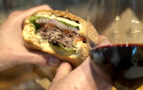 Τί κρασί πίνουμε με ένα ζουμερό burger; Οδηγίες χρήσεως