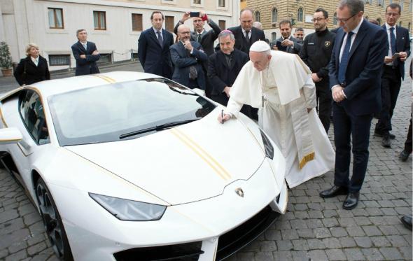 Ο Πάπας βγάζει στο «σφυρί» τη Lamborghini του