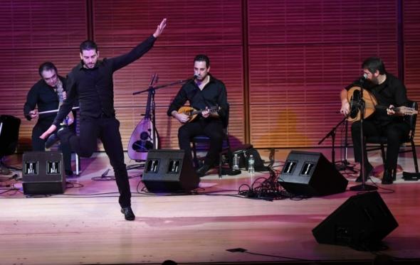 «Μαζί να σεργιανίσουμε τσι γειτονιές του κόσμου»: Η μουσική παράδοση της Κρήτης στο Carnegie Hall