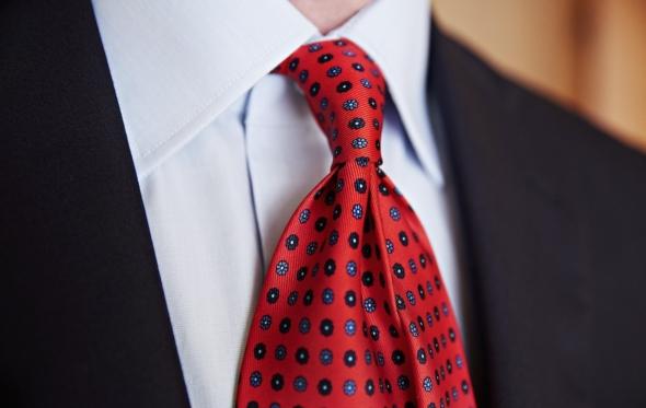 Το «σπρετζατουράτο» δέσιμο της γραβάτας που καταργεί το μπρος-πίσω