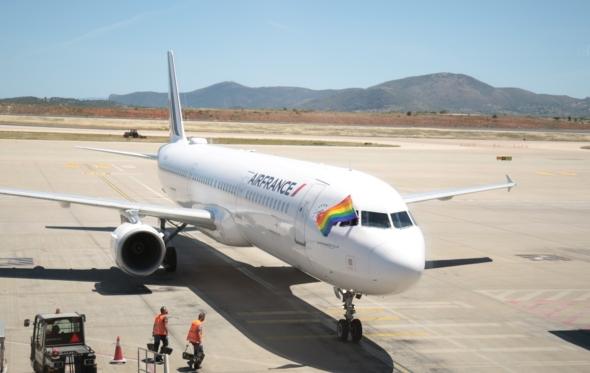 Η Air France μας υποδέχτηκε στην πρώτη πτήση με αποκλειστικά ΛΟΑΤΚΙ+ πλήρωμα