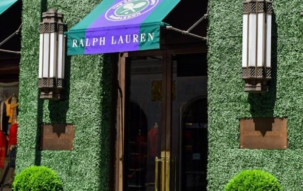 O Ralph Lauren λατρεύει το Wimbledon: γέμισε με γρασίδι το κατάστημά του στο Λονδίνο