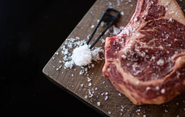 Νέες μελέτες αποδαιμονοποιούν το κρέας, τα γαλακτοκομικά και το αλάτι