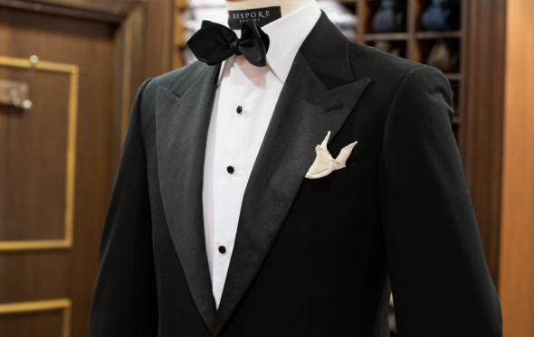 To λουκ του μήνα: η αξεπέραστη γοητεία του κλασικού Tuxedo «Black Tie»