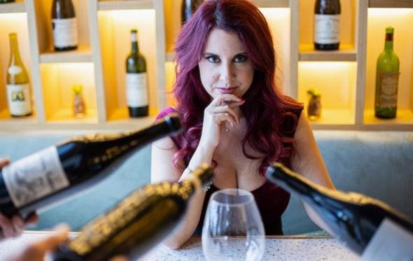 Wine Vixen: με ποια κρασιά πετυχαίνεις στο πρώτο ραντεβού;