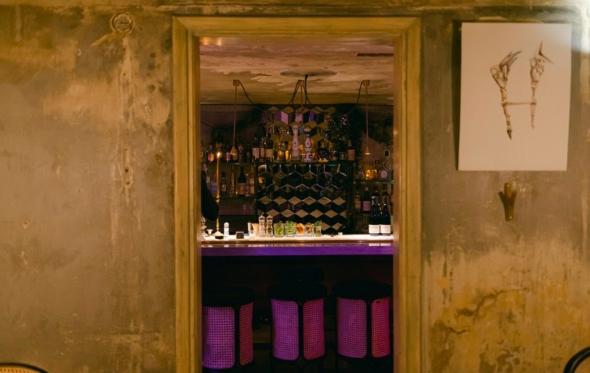 Στο βάθος… Philos: το νέο, «μυστικό» μπαρ της Αθήνας