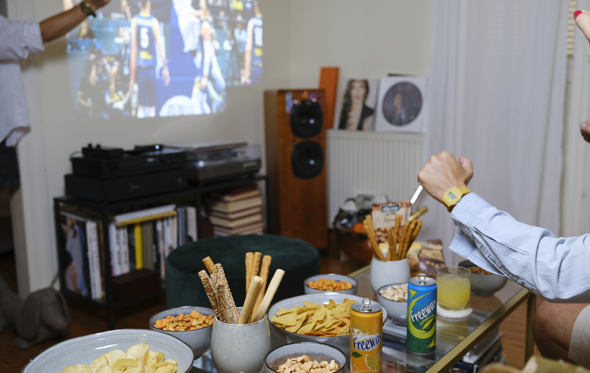 Βραδιές Eurobasket με τους κολλητούς και κολασμένα snacks