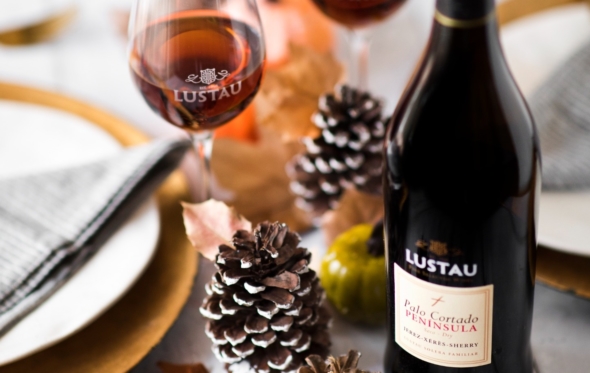 Πέρα από τη σαμπάνια: Αυτές τις γιορτές πίνουμε σοφιστικέ ενισχυμένους οίνους