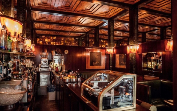 Loos American Bar: το πιο μικρό μπαρ της Βιέννης, απαράλλαχτο από το 1908