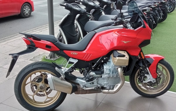 Moto Guzzi V100 Mandello: κόκκινη και με ιταλικό χαρακτήρα