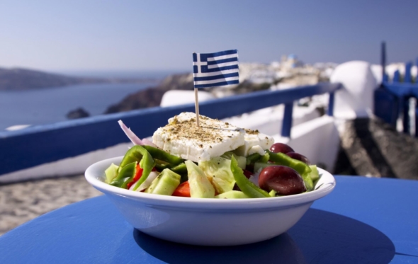 Ζήσε τον μύθο της χωριάτικης σαλάτας στην Ελλάδα. Μόνο με 26 ευρώ…
