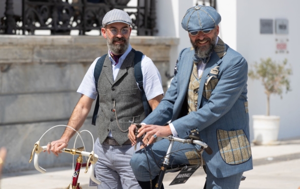 A Weekend in Tweed: ταξίδι στις Σπέτσες και στο παρελθόν, με ποδήλατο και βρετανικό στυλ!