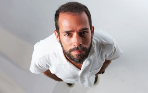 Δημήτρης Αγιοπετρίτης-Μπογδάνος: «Φτιάχνω κόσμους και προσκαλώ ανθρώπους να μπουν σε αυτούς»
