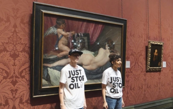Πόσο πείθει ο ακτιβισμός του σφυριού στα μουσεία;