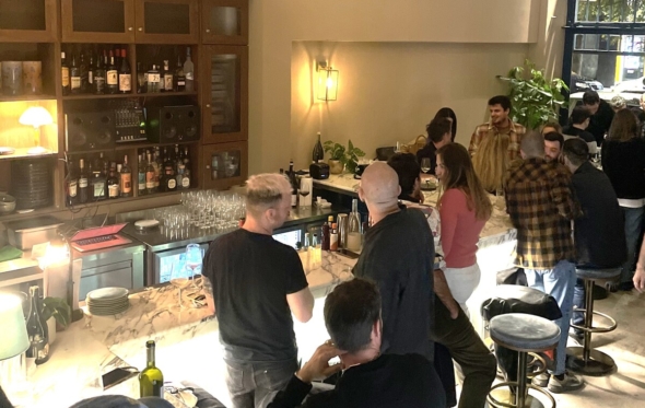 Και τώρα, όλοι μιλούν για τους «Επτά Μάρτυρες»: ένα μεζέ-wine bar στου Κυνοσάργους