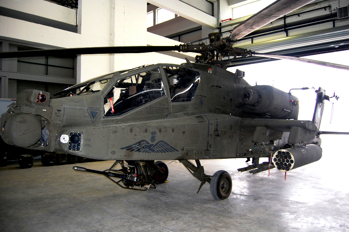 Το AH-64 Apache είναι οπλισμένο με ένα πυροβόλο όπλο M230 των 