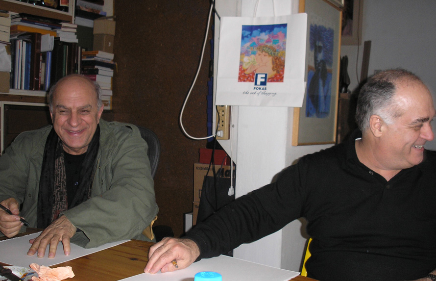 3. Ο Αλέκος Φασιανός κι ο Γιώργος Σταθόπουλος ζωγραφίζοντας τον Τζίμη Πανούση. (Φωτογραφία Σωτήρης Κακίσης) 