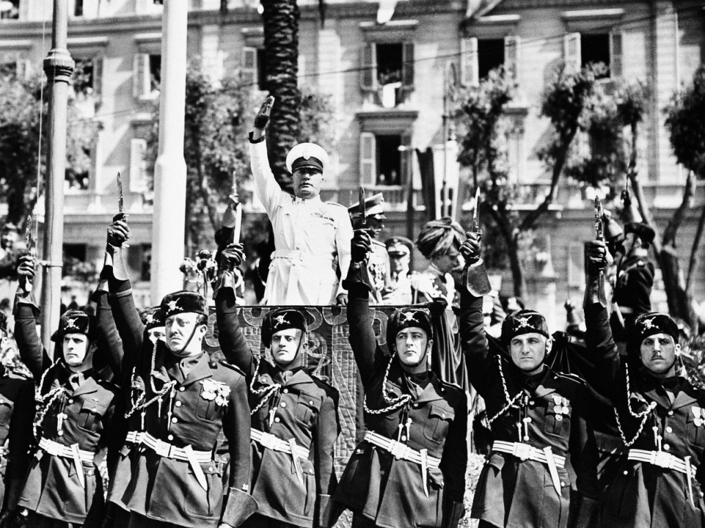 Η προεκλογική εκστρατεία του Μουσολίνι είχε την οικονομική αρωγή της Confindustria, της Ένωσης Ιταλών Βιομηχάνων, ενώ η Ένωση Τραπεζών ενίσχυσε το φασιστικό κίνημα με είκοσι εκατομμύρια λιρέτες, λέει στοντοκιμαντέρ του ο Άρης Χατζηστεφάνου. 