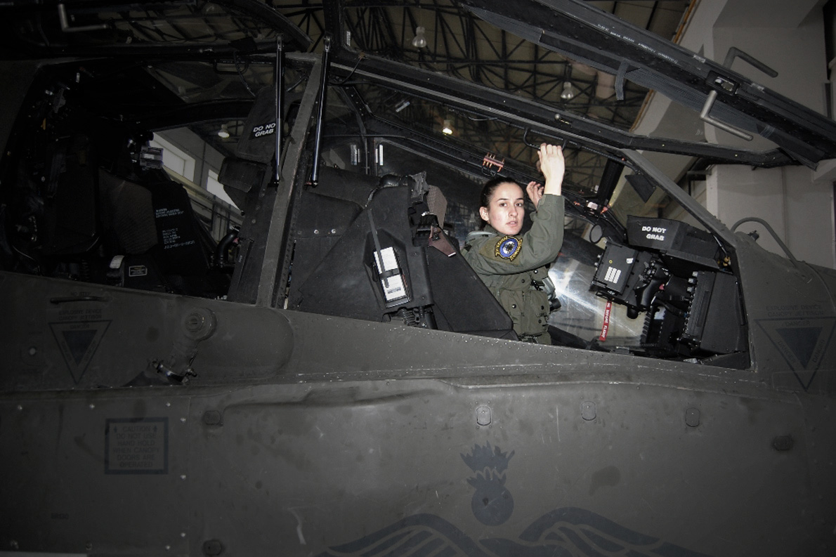 Το AH-64 Apache είναι δικινητήριο ελικόπτερο και έχει πλήρωμα 