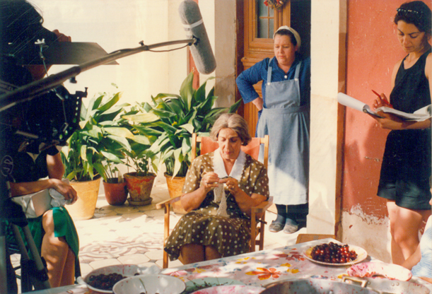 Η μητέρα μου Νανά Κακίση (στη μέση, καθισμένη), ηθοποιός στο «Μ’ αγαπάς;»
