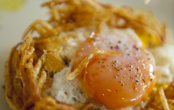 Αβγά με πατάτες του Base Grill: η κολασμένη συνταγή
