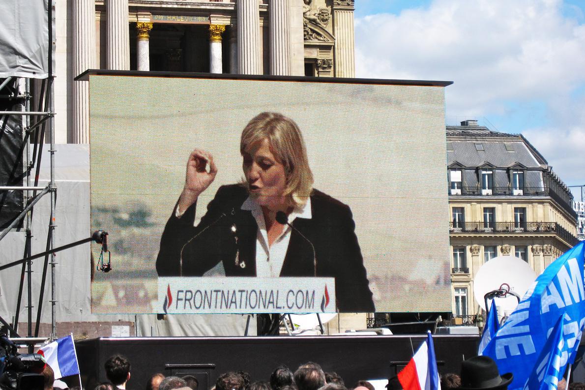 Σημαία μιας «Μαύρης Διεθνούς» φαίνεται ότι θα γίνει η Μαρίν Λεπέν, η οποία κατεβαίνει με σύνθημα «Οι Γάλλοι δεν θέλουν την Ευρωπαϊκή Ένωση».