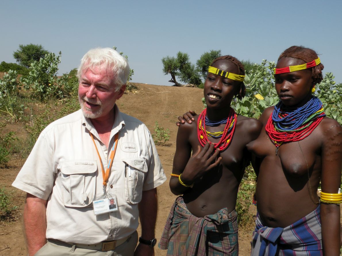 Με δυο καλλονές της φυλής των Αρμπορέ, στην περιοχή του ποταμού Όμο, στη Νότια Αιθιοπία.
