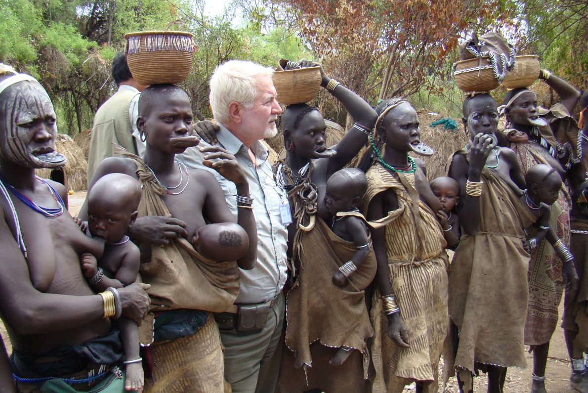 Aνάμεσα σε γυναίκες της φυλής των Μούσι (με τον τυπικό πήλινο δίσκο στο κάτω, σχισμένο, χείλος), στη Νότια Αιθιοπία.