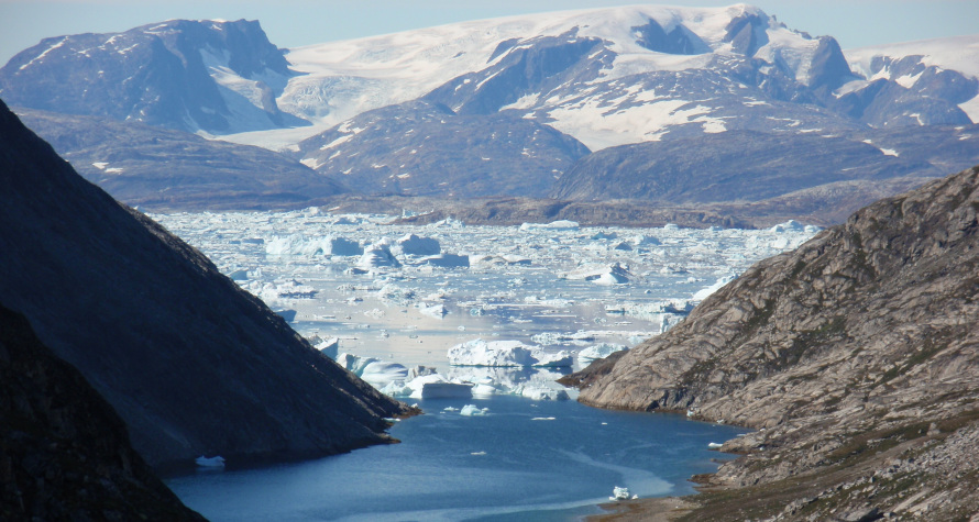 «H αρχή του εντυπωσιακού φιόρδ Amitsivartiva στη Γροιλανδία. Διανύσαμε μια συνολική απόσταση 210 χλμ. στον πάγο, συμπεριλαμβανομένων και δυο αναβάσεων σε αλπικές κορυφές». 