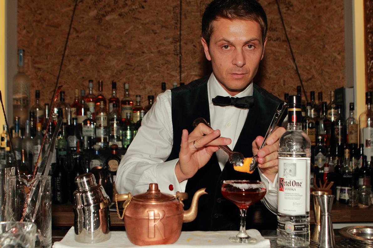 O World Class Bartender of the Year 2013, David Rios, επί το έργον.