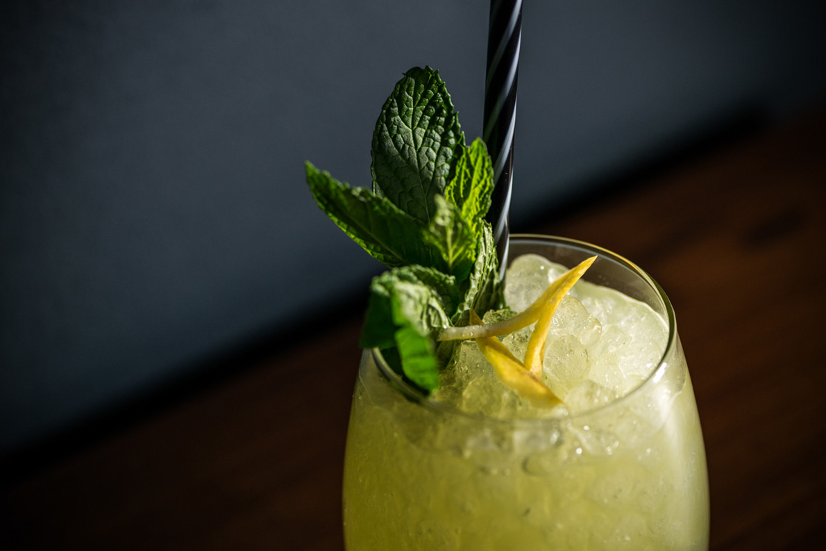 «Ένα δροσερό καλοκαιρινό cocktail για όλες τις ώρες, στο οποίο κυριαρχούν αρώματα ακτινίδιου και δυόσμου». Φωτογραφία:  Παντελής Χαδούλης 