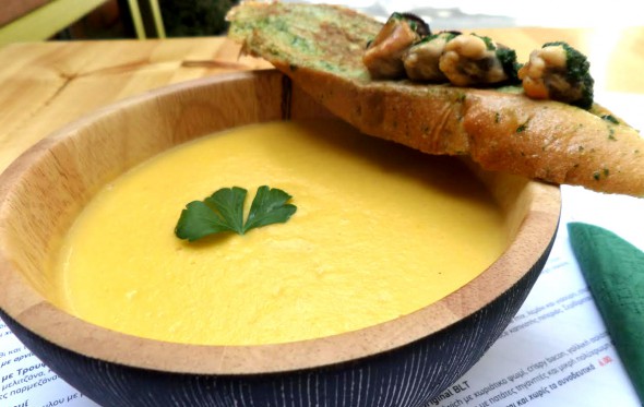 Σούπα από κολοκυθάκι και μύδια με σκορδάτο french toast, από τη Sandra Berten